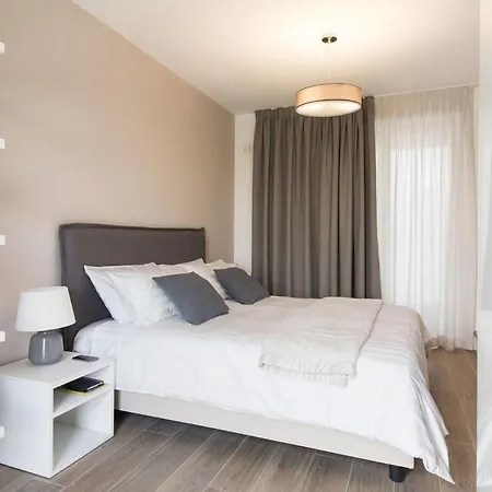 New ,private Garden, Swimming Pool And Hostel