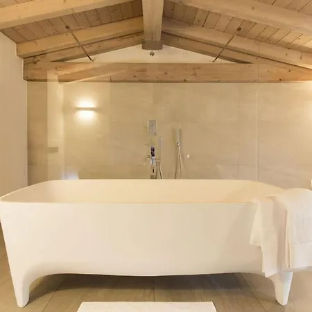 Hostel New ,private Garden, Swimming Pool And Torno